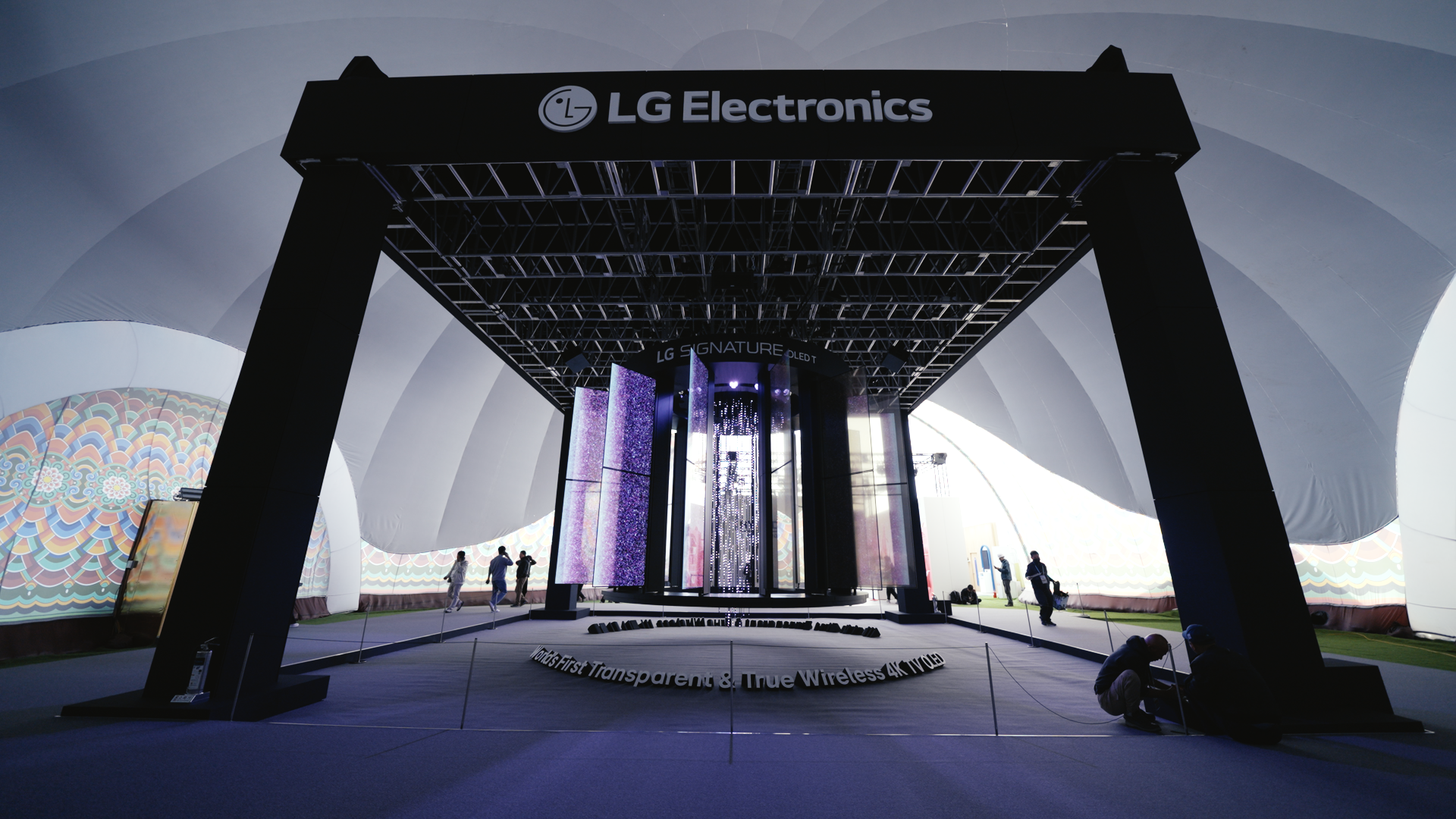 <b>APEC 2025 OLED Chandelier </b>