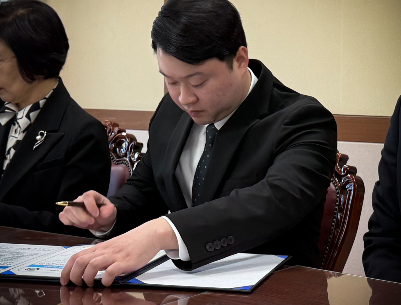 <span style="   font-family: 'IMWEB Sans', -apple-system, BlinkMacSystemFont, 'Apple SD Gothic Neo', sans-serif;   font-weight: 900;   letter-spacing: 0.15px;   -webkit-font-smoothing: antialiased;   -moz-osx-font-smoothing: grayscale; ">   EXECUTIVE ACTIONS </span>