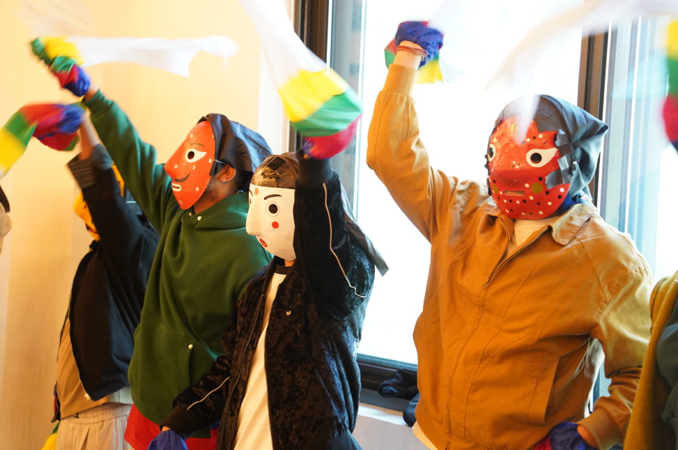 전주한옥마을 전통체험 ‘한바탕 얼쑤’에서 외국인 참가자들이 단체 탈춤 동작을 맞추어 춤을 추는 장면