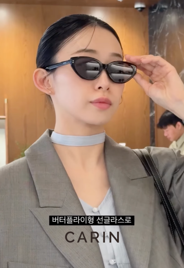 <p style="text-align: left; font-size: 14px; font-weight: bold; line-height: 1.2;""><br>CARIN</p><p style="text-align: left; font-size: 13px; color: rgb(118, 118, 118); line-height: 1.2;">편안한 핏을 담은 K‑아이웨어 "카린"</span></p>