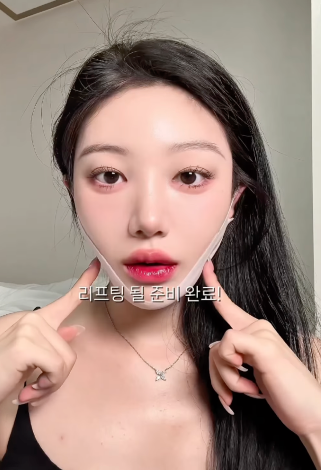 <p style="text-align: left; font-size: 14px; font-weight: bold; line-height: 1.2;""><br>yaksonhouse</p><p style="text-align: left; font-size: 13px; color: rgb(118, 118, 118); line-height: 1.2;">건강한 아름다움의 실현 "약손명가"</span></p>