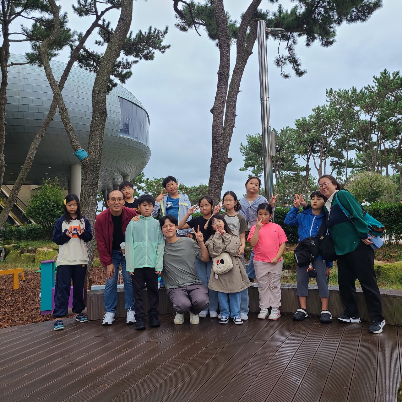 <h3 style="       margin: 0;       font-size: clamp(20px, 2.5vw, 40px);       font-weight: 600;       line-height: 1.2;     ">       미라클 유·초등부     </h3>      <hr style="       width: 40px;       border: 1px solid white;       margin: 10px auto;     ">      <p style="       margin: 0;       font-size: clamp(14px, 1.5vw, 32px);     ">       8세 ~ 13세     </p>