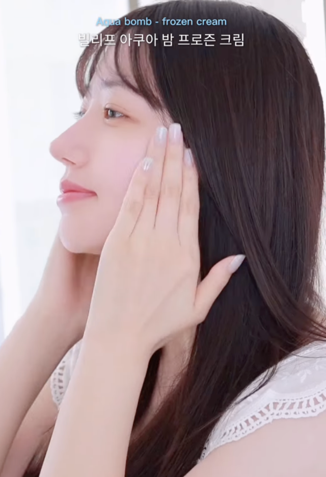 <p style="text-align: left; font-size: 14px; font-weight: bold; line-height: 1.2;""><br>belif</p><p style="text-align: left; font-size: 13px; color: rgb(118, 118, 118); line-height: 1.2;">클린 더마 스킨케어 "빌리프"</span></p>