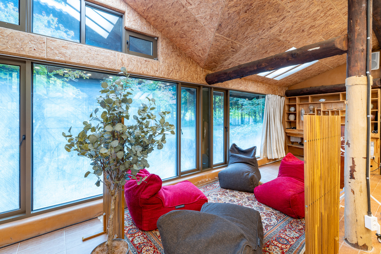 워케이션 라운지 별천지 안 내부시설과 호텔정관루 본관(정관재) 객실