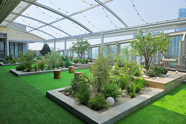 <div class="tb-text-group01"><p class="t-text01">플랜테리어 디자인</p><p class="b-text01">조경을 통해 공간에 생명과 감각을 더합니다.</p></div>