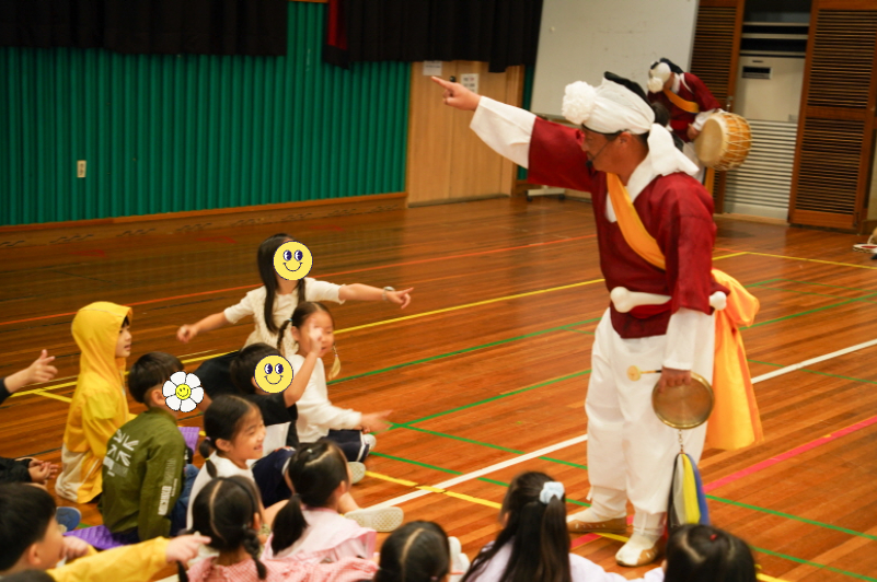 풍물마당놀이 해피 공연 중 풍물단 단원이 아이들과 해피의 행방을 두고 대화하는 장면｜조치원 대동병설유치원 유치원 전통공연