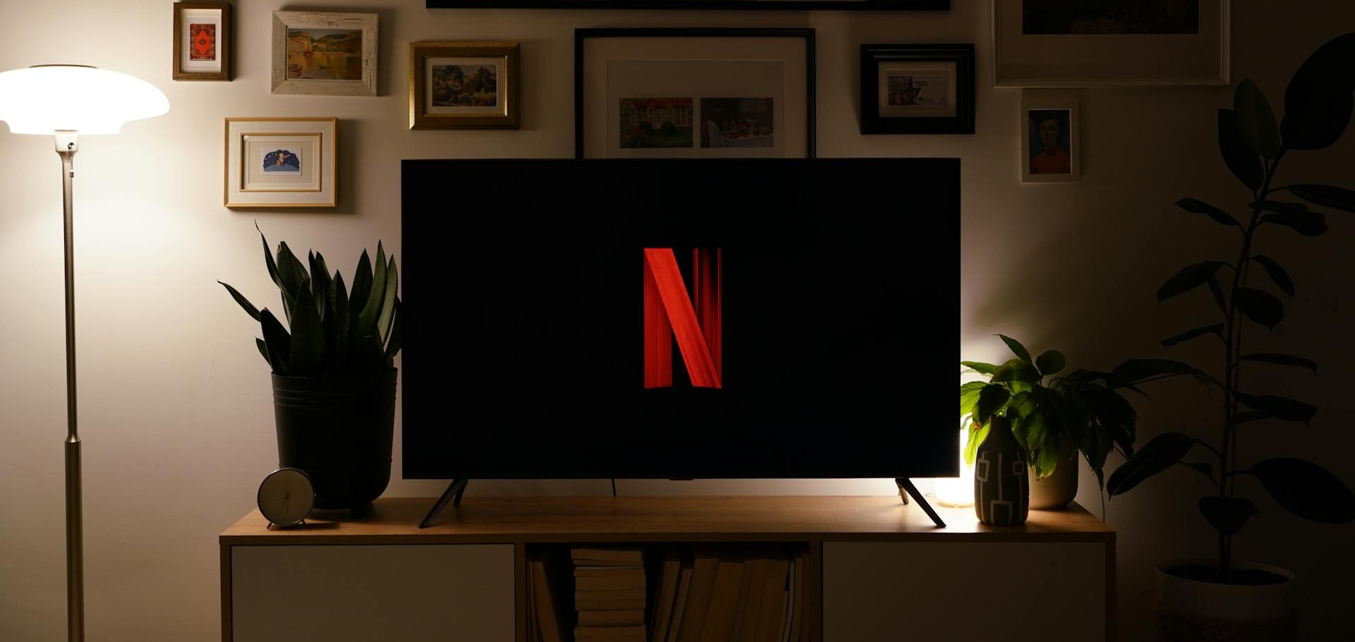 <p style="font-size:18px; font-weight:600;">화면의 흐름을 지배하는 리듬</p>  <p style="color: #e7e7e7;">다양한 방송 포맷에 최적화된 음악으로 <br> 시청자의 집중과 공감을 유도합니다.</p>