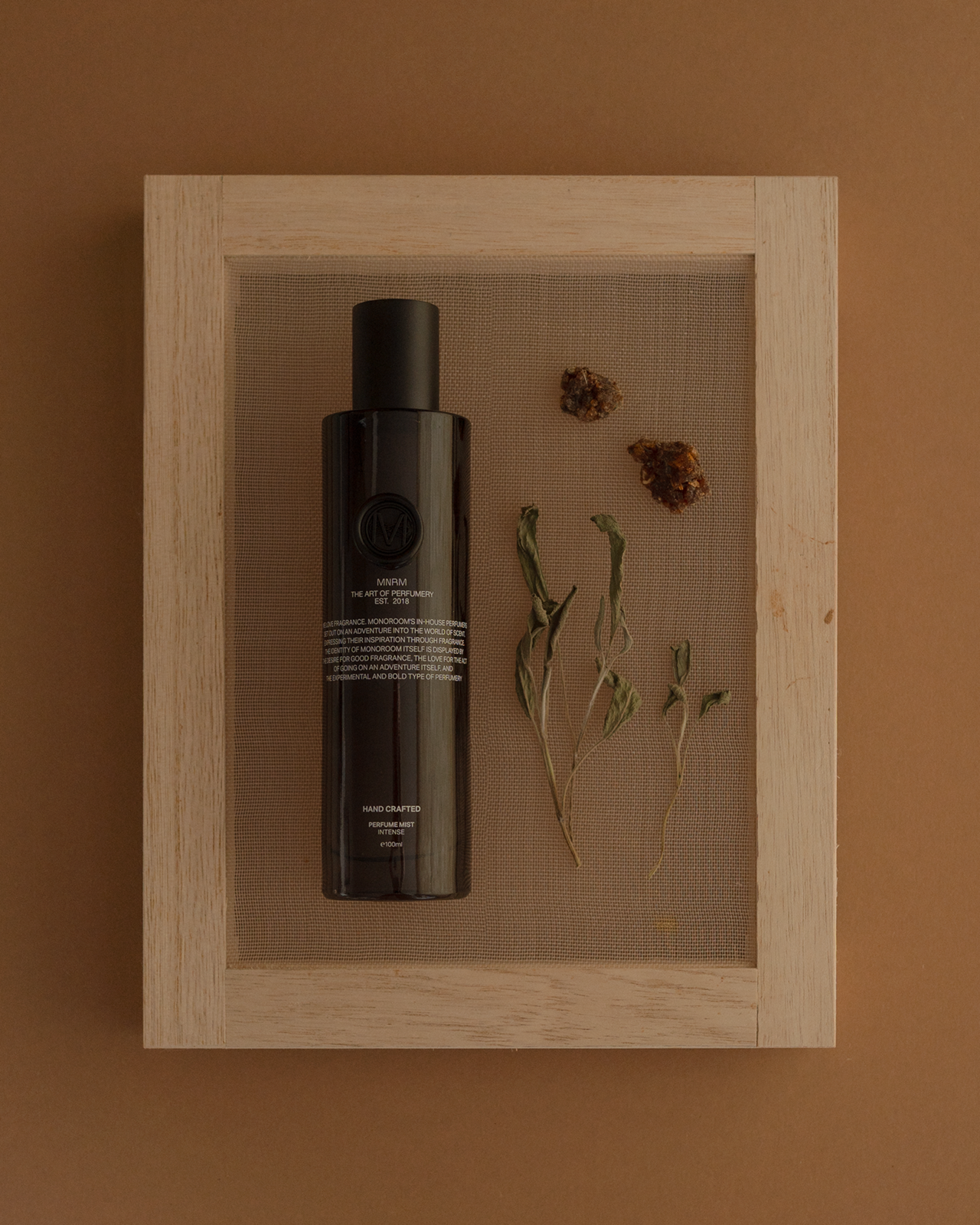 이끼와 아이리스가 함께 놓여져있는 모노룸의 블랙 아이리스 퍼퓸