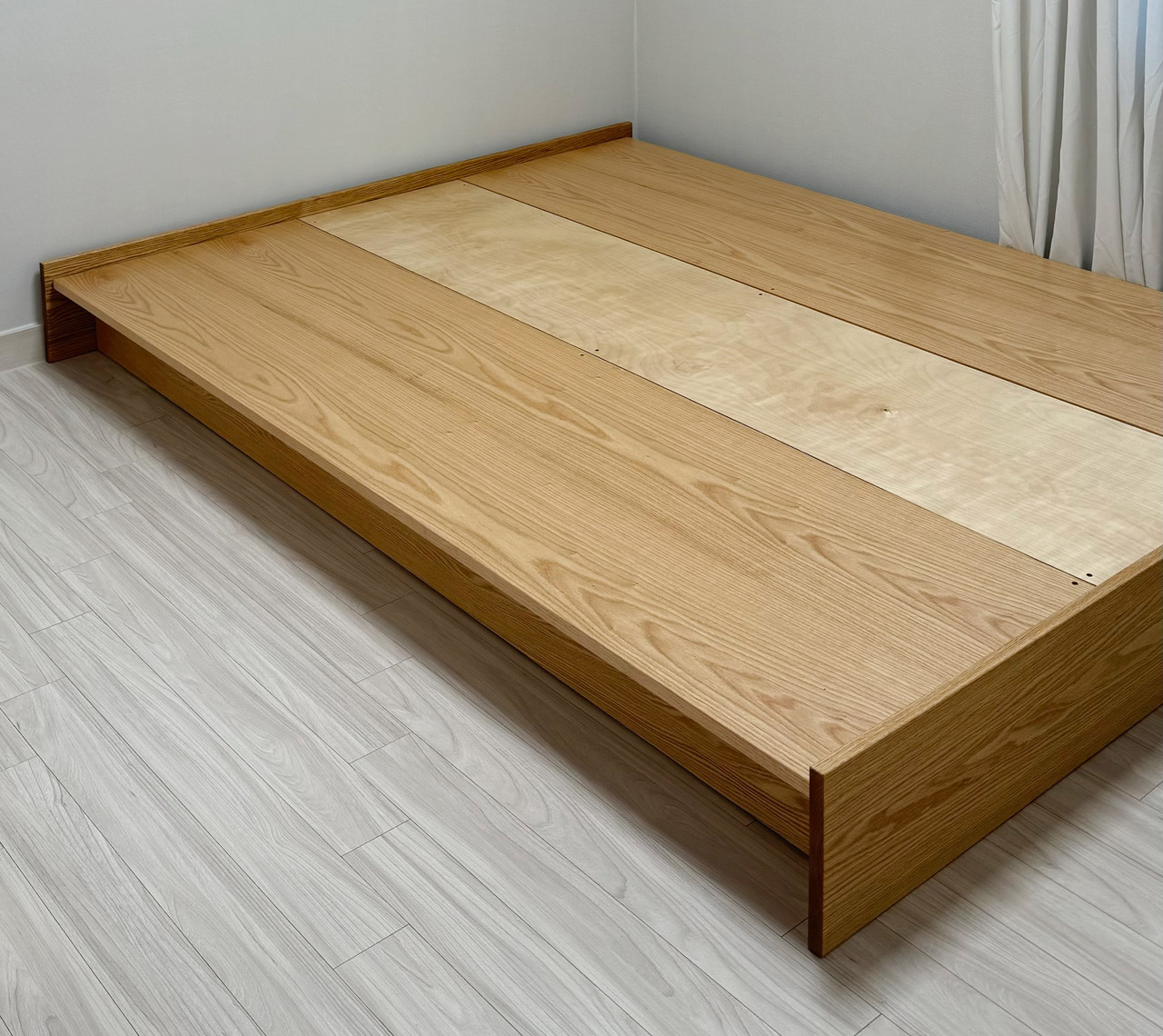 침대 상판 변경 후 (자작합판에 무늬목을 덧댄 소재)