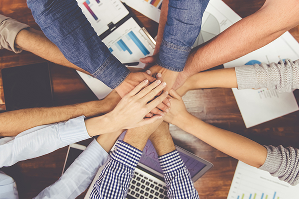 <alt="손을 모으고 협력하는 사람들">