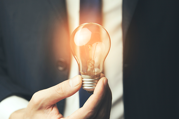 <alt="손에 전구를 들고 있는 직원">