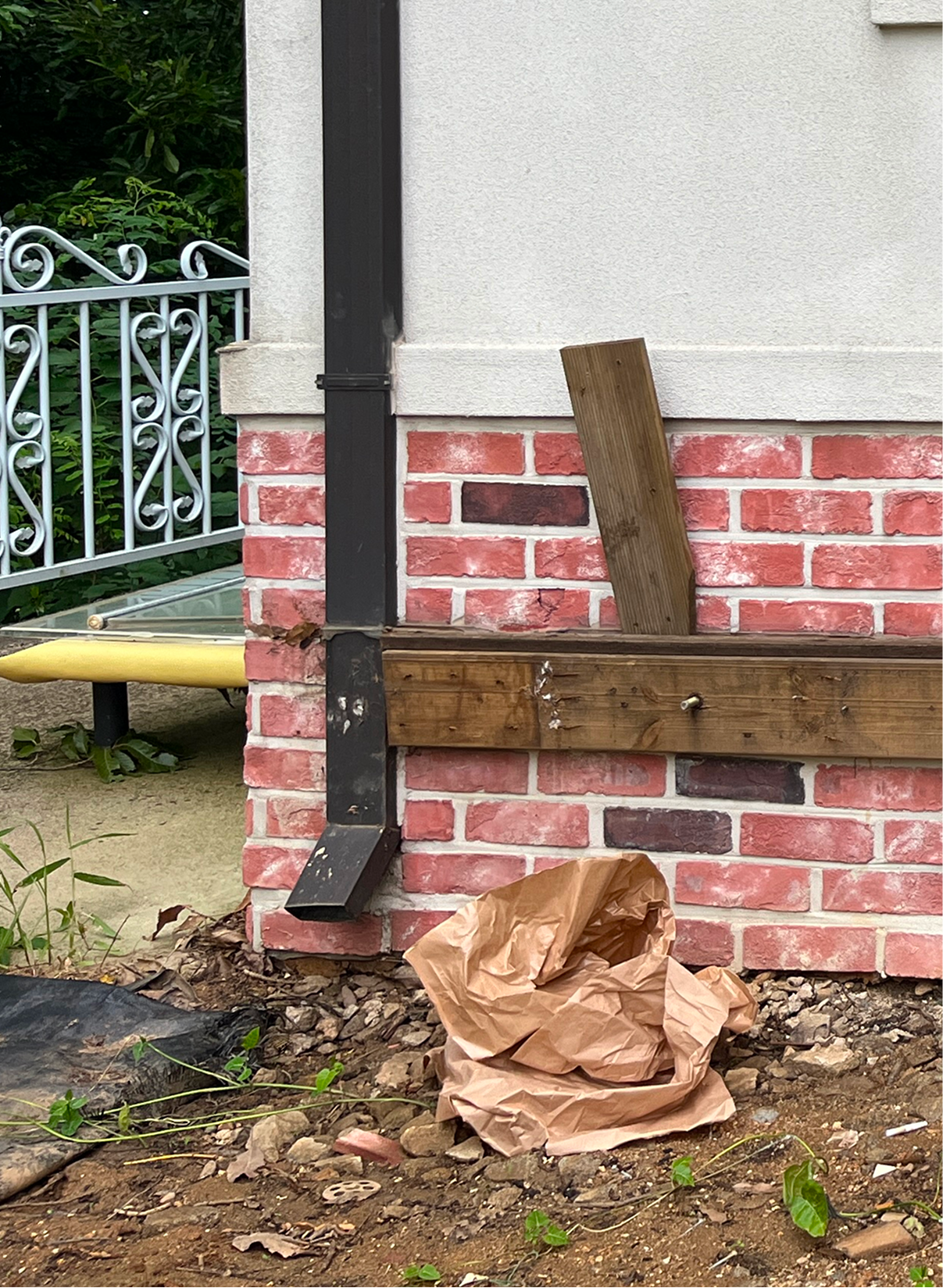 데크 아래 고인 물