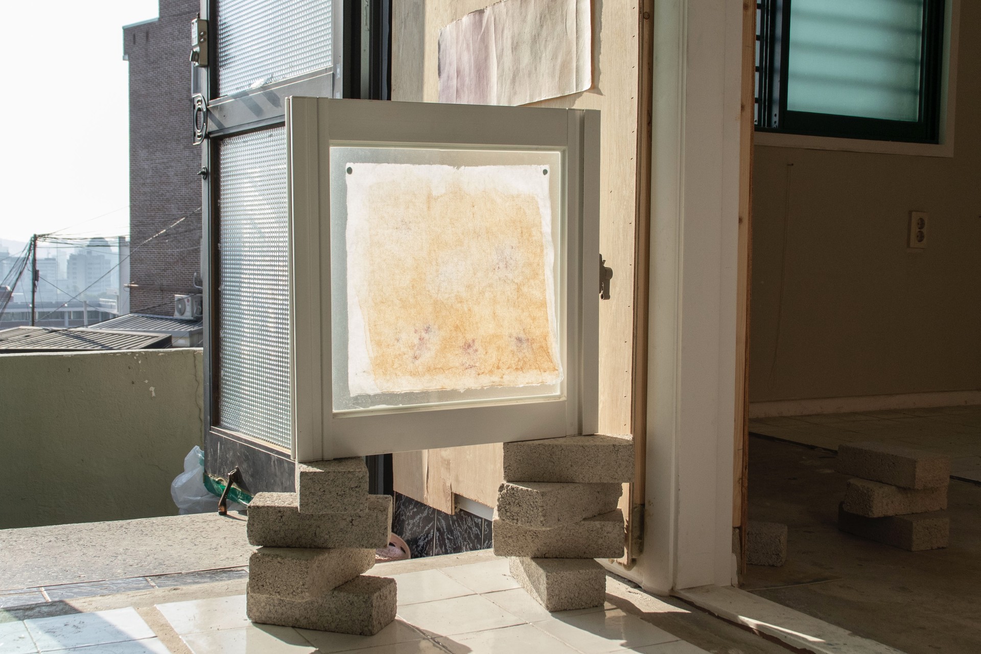 오월에 든 멍(A Bruise in May), 2025, 박순지에 채색(Color on Korean paper), 29.5 × 32cm