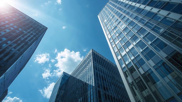 <alt=고층 빌딩을 아래에서 올려다봄>