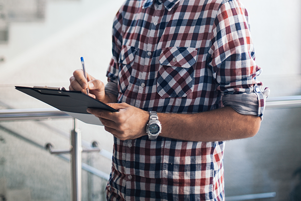 태블릿으로 시설을 점검하는 관리자