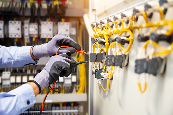 전기 배선을 점검하는 작업자
