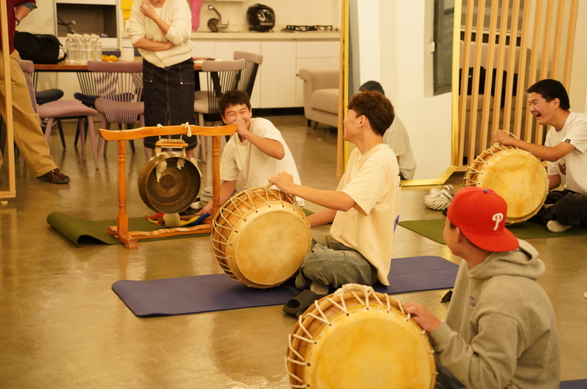 전주한옥마을 전통체험 한바탕 얼쑤에서  몽골 남자 유학생들이 장구와 징을 연주하며 웃고 있는 모습