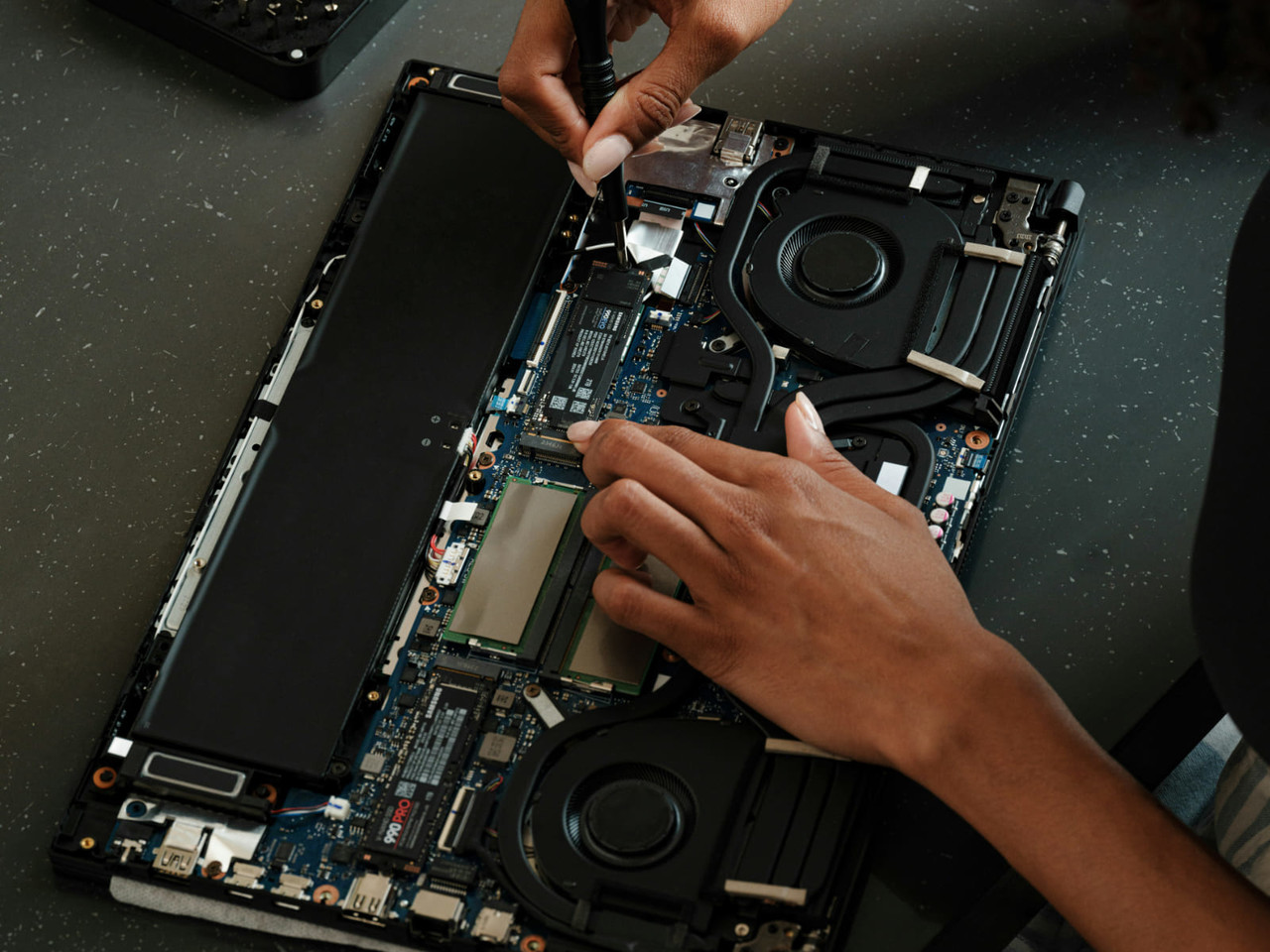 <p style="margin-left:10px; color: white;">전문 기술 지원</p> <h6 style="margin-left:10px; color: white;">도입 상담부터 구성, 설치, A/S까지 원스톱 서비스 제공</h6>