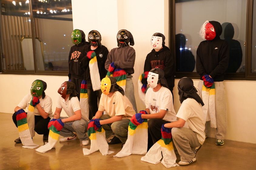 전주한옥마을 전통체험 한바탕얼쑤에서 몽골 유학생들이 여러종류의 전통탈을 쓰고 기념사진 촬영하는 모습