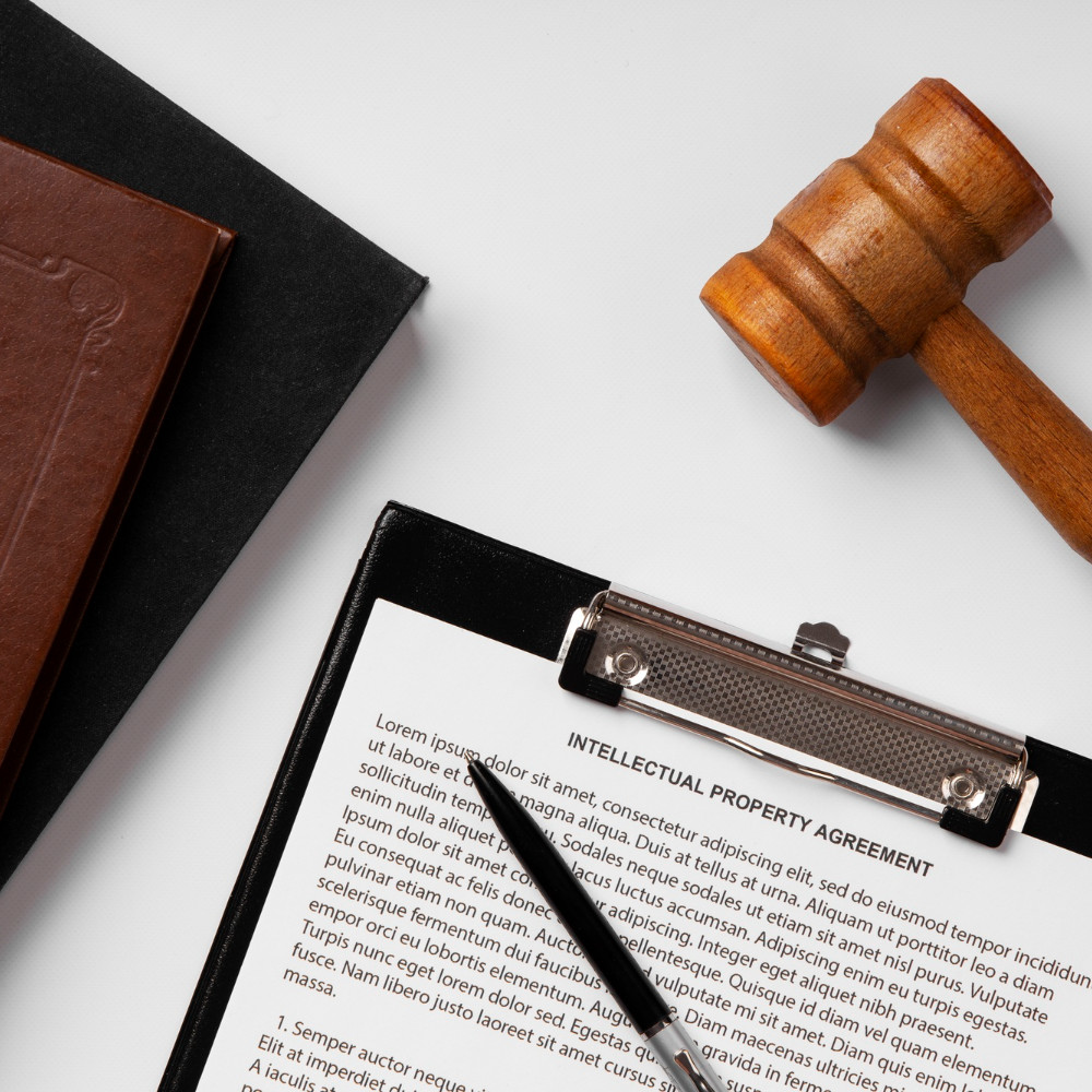 <alt=계약서와 판사봉이 놓인 장면>