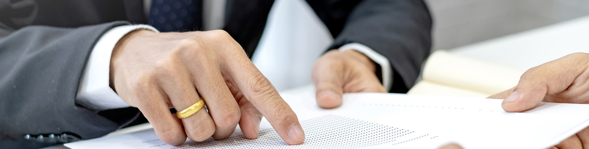 <style> /* 가맹문의 히어로 텍스트 전체 래퍼 */ .franchise-hero-text { width: 100%; max-width: 1200px; margin: 0 auto; padding: 80px 20px 90px; /* 위/양옆/아래 여백 */ text-align: center; color: #ffffff; /* 기본 글자색 – 흰색 */ } /* 큰 제목 : 가맹문의 */ .franchise-hero-title { margin: 0 0 18px; font-size: 44px; font-weight: 800; letter-spacing: -0.04em; line-height: 1.1; } /* 아래 문장 */ .franchise-hero-sub { margin: 0; font-size: 28px; font-weight: 600; line-height: 1.6; color: #E8CF67; /* 이미지처럼 골드 컬러 */ } /* 태블릿 사이즈 */ @media (max-width: 1024px) { .franchise-hero-text { padding: 60px 16px 70px; } .franchise-hero-title { font-size: 36px; } .franchise-hero-sub { font-size: 24px; } } /* 모바일 사이즈 */ @media (max-width: 640px) { .franchise-hero-text { padding: 45px 14px 55px; } .franchise-hero-title { font-size: 38px; } .franchise-hero-sub { font-size: 22px; } } </style> <div class="franchise-hero-text"> <h2 class="franchise-hero-title">가맹문의</h2> <p class="franchise-hero-sub"> 당신의 인생을 바꿀 새로운 도전을 한국감정금거래소가 함께합니다. </p> </div>