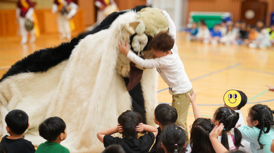 유치원공연 풍물마당놀이 해피, 화성동학병설유치원 체육관에서 아이들과 해피 캐릭터의 따뜻한 상호작용 장면