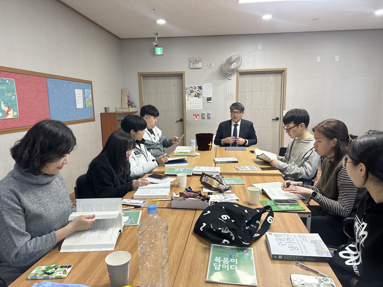 <h3 style="       margin: 0;       font-size: clamp(20px, 2.5vw, 38px);       font-weight: 600;       line-height: 1.2;     ">       글로리엘 대·청부     </h3>      <hr style="       width: 40px;       border: 1px solid white;       margin: 10px auto;     ">      <p style="       margin: 0;       font-size: clamp(14px, 1.5vw, 30px);     ">       20세 ~ 39세(미혼)     </p>