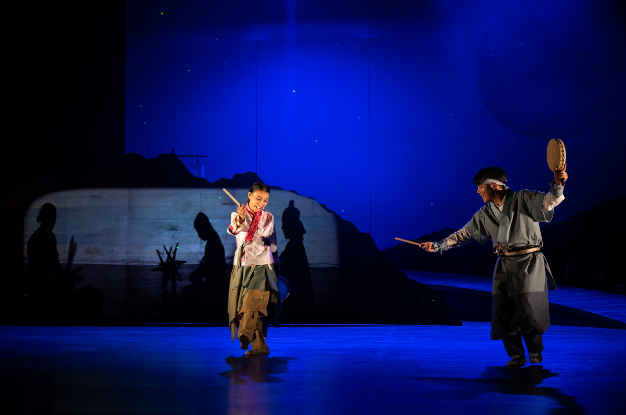 합굿마을 창작공연 소고춤 장면 – 전통연희를 현대적으로 재해석한 무대 연출