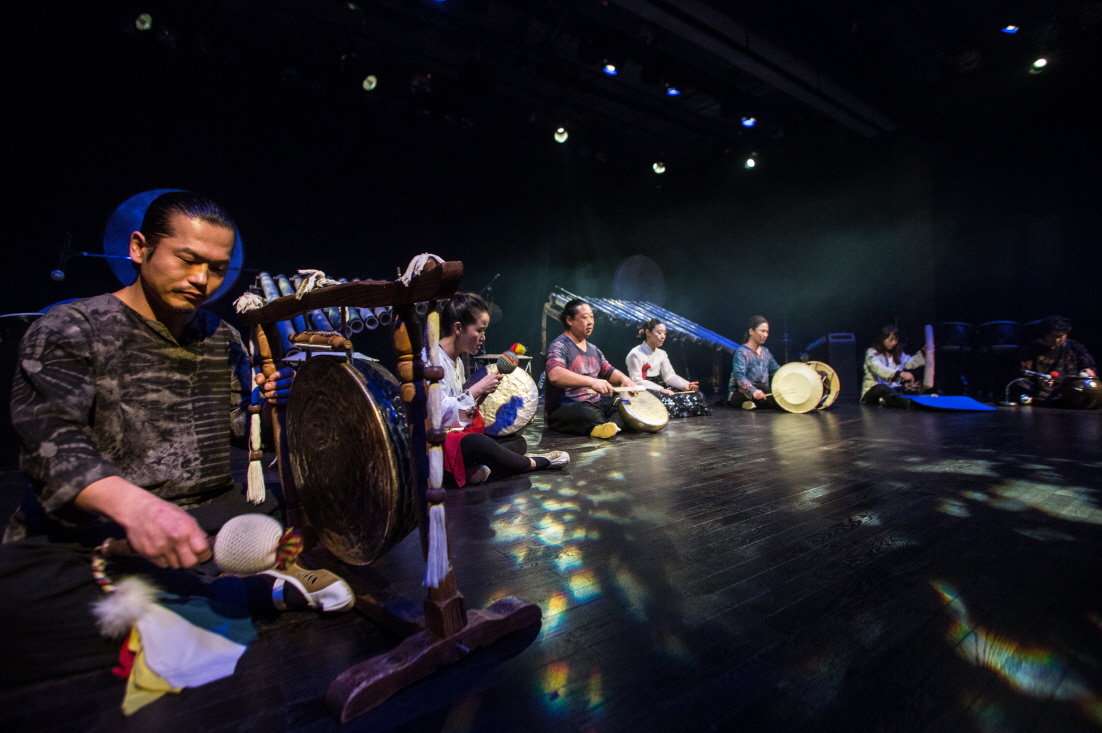 합굿마을 전통연희 창작 리허설 – 타악기와 소리를 맞추는 단원들의 앉은반 연주 장면