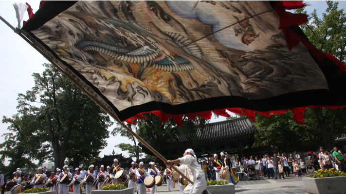 합굿마을 전통 기접 용깃발 퍼포먼스 – 전주한옥마을에서 펼쳐진 대형 깃발 기접  연희 장면