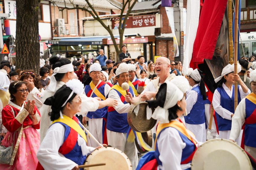 전주 한옥마을에서 진행된 합굿마을 전통 퍼레이드 – 외국인과 시민이 함께하는 한국 전통연희 체험