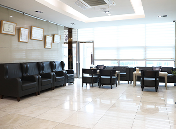 <span><br></span> <h6 style="text-align: center;"> <span style="background-color: #4999b7;     border-radius: 50px;     color: white;     padding: 0 8px;     font-size: 0.8em;">STEP 04</span></h6> <span><br></span> <h6 style="text-align: center;"><span style="color: fff;">임플란트 전용층에 마련된<br>회복실에서 회복 후 귀가합니다</span>   </h6>