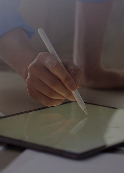 <h5><strong>Creative Team</strong></h5><br>브랜드 메시지를 비주얼과 영상으로 구현하여<br>임팩트 있는 콘텐츠를 완성합니다