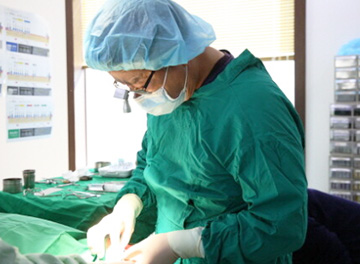 <p><br></p> <h5 style="text-align: center;"> <span style="background-color: #4999b7;     border-radius: 50px;     color: white;     padding: 0 8px;     font-size: 0.8em;">STEP 03</span></h5> <h4 style="text-align: center;"><span style="color: fff;">당일 수술 진행하여<br>임시치아까지 장착합니다</span>   </h4><p><br></p>