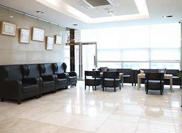 <p><br></p> <h5 style="text-align: center;"> <span style="background-color: #4999b7;     border-radius: 50px;     color: white;     padding: 0 8px;     font-size: 0.8em;">STEP 04</span></h5> <h4 style="text-align: center;"><span style="color: fff;">임플란트 전용층에 마련된<br>회복실에서 회복 후 귀가합니다</span>   </h4><p><br></p>