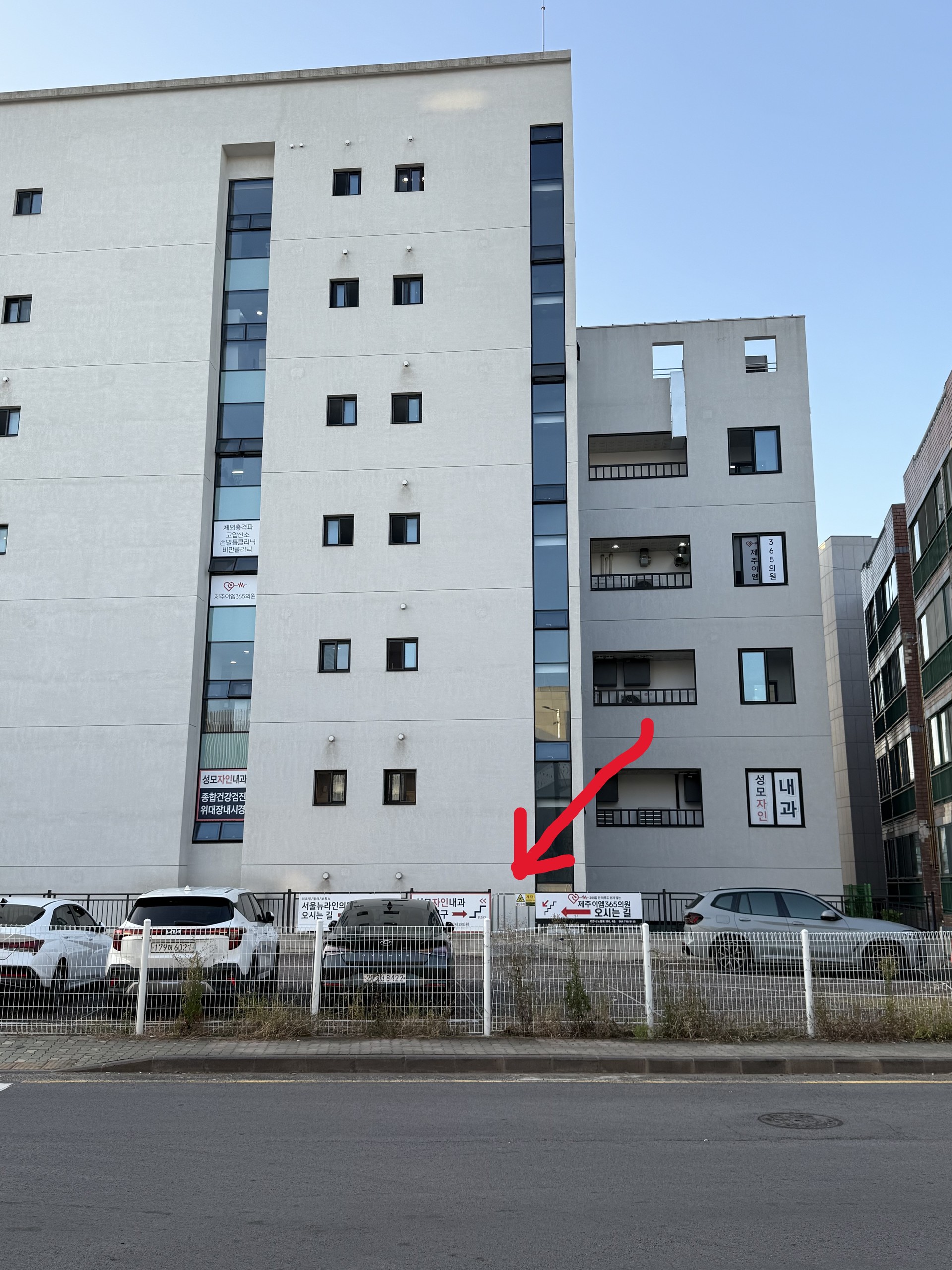 如果您从大楼后方进入，请沿着上方照片中红色箭头所示的楼梯往下走，即可进入大楼内部。