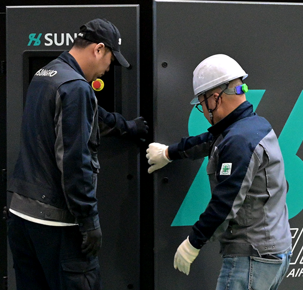 <img src="https://cdn.imweb.me/upload/S2025111472a3f3b38b37d/4e523aaef109d.png" alt="로고 설명"          style="position: absolute; bottom: 10px; right: 10px; width: 80px; height: auto; z-index: 10;">