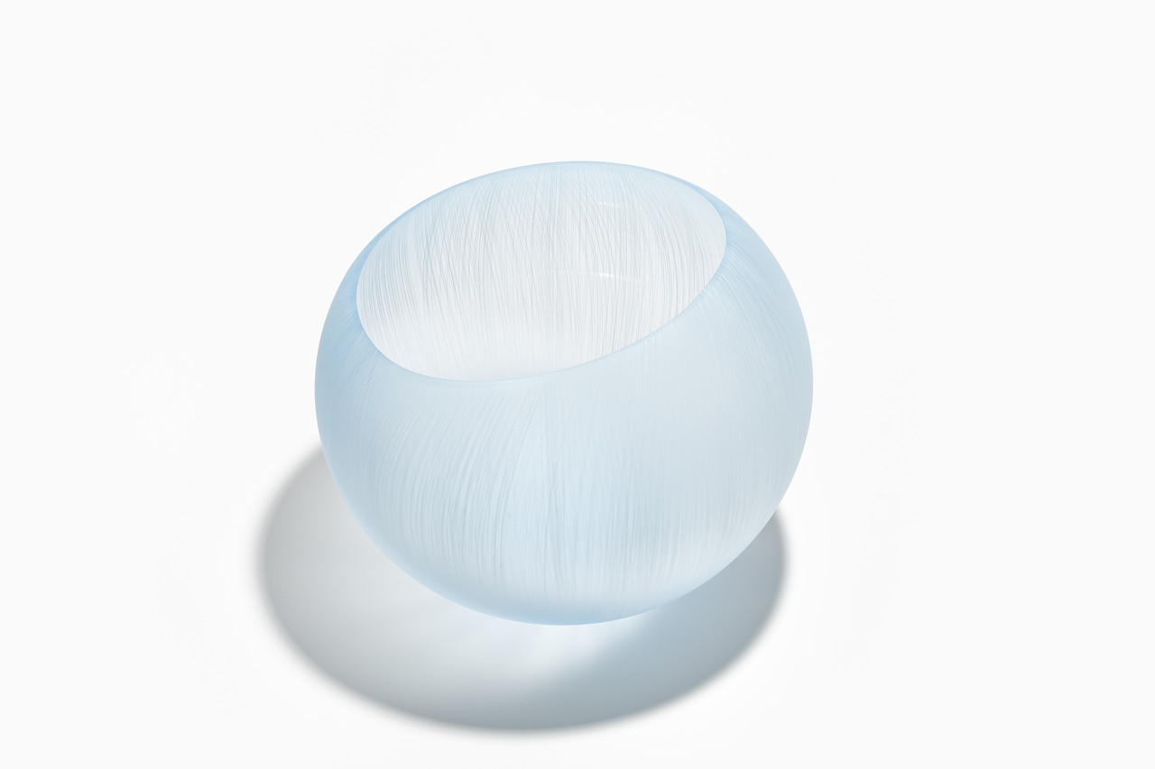 Dandelion seeds in the blue sky / Glass / Blown, sandblasted and acid polished / w440 d440 h360 (mm) / 2023