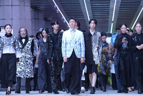 이상봉 디자이너 '한글 패션쇼'헤어 연출