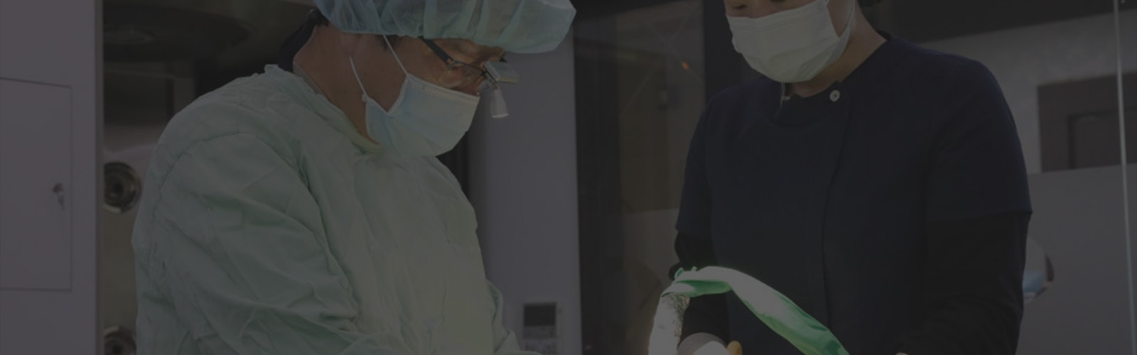 <h4 style="text-align: center;"> <strong> <span style="color: rgb(255, 255, 255);">BMP 임플란트</span> </strong> </h4><br> <br>   <span style="color: rgb(108 147 155);">–––––––</span>  <br> <h6 style="text-align: center;"> <span style="color: rgb(255, 255, 255);">BMP 수술이란?</span> <br> <br>  <span style="color: rgb(255, 255, 255);">자가 조직으로 부족한 잇몸뼈를 재건하면 임플란트 시술이 가능합니다.<br> BMP(Bone Morphogenic Protein, 골형성유도단백질)는 단백질과 콜라겐을 이용해 새로운 뼈 형성을 돕는 물질로,<br>다양한 뼈 이식 시술에 활용되고 있습니다.<br>이를 통해 해면골과 치밀골까지 재생이 가능해, 안정적인 잇몸뼈 재건과 임플란트 식립에 도움을 줍니다.</span>   </h6>