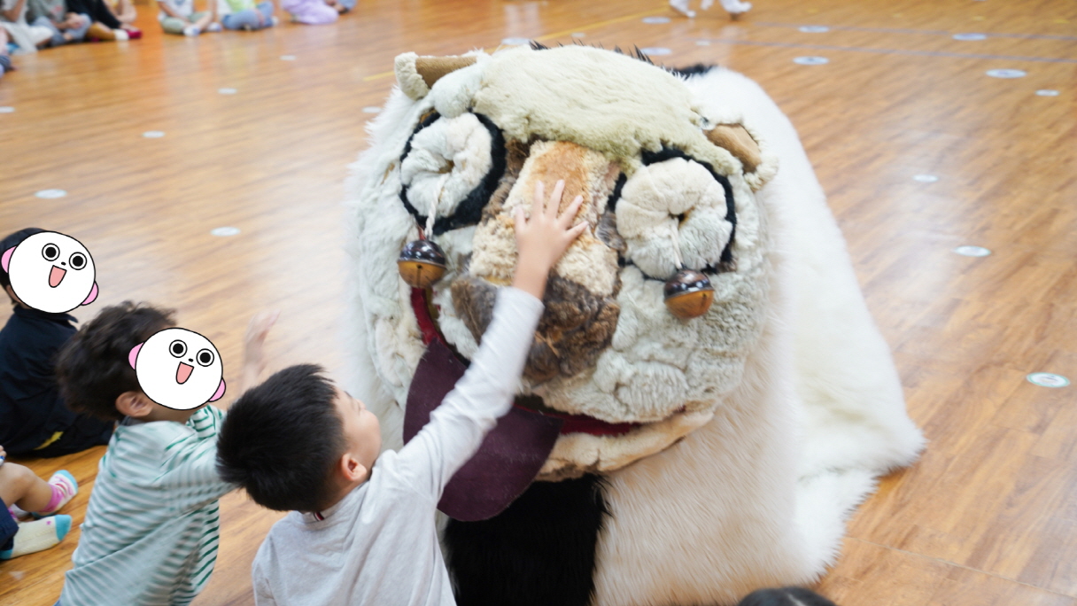 대전 산내유치원 풍물마당놀이 해피 공연에서 아이들이 커다란 해피 캐릭터의 얼굴을 만지며 교감하는 모습