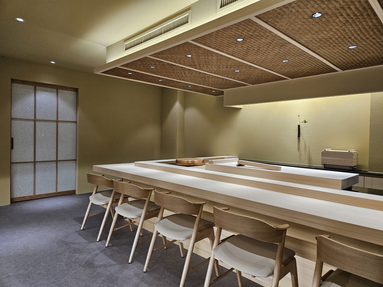 1. 현장상담 및 실측<br>스시다찌 상판은 오랜 경험과 노하우가 필요합니다. 1차로 전화상담후 2차로 현장을 방문하여 상담을 통해 마무리 견적을 합니다.