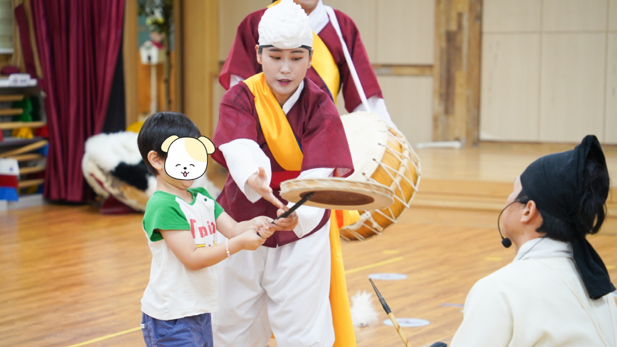 유치원 방문 공연 버나 체험｜대전 산내유치원 아이가 연희자와 함께 버나(접시돌리기)를 배우는 풍물마당놀이 해피 참여형 공연 모습