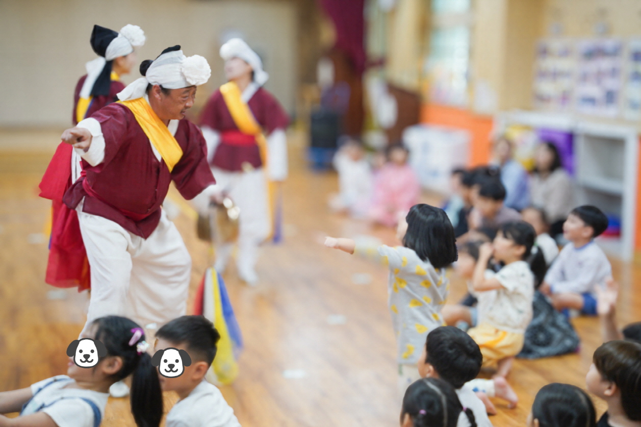 유치원 방문 공연 풍물마당놀이 해피｜대전 산내유치원 아이가 연희자와 상호작용하며 ‘해피 찾기’에 참여하는 전통연희 공연 모습