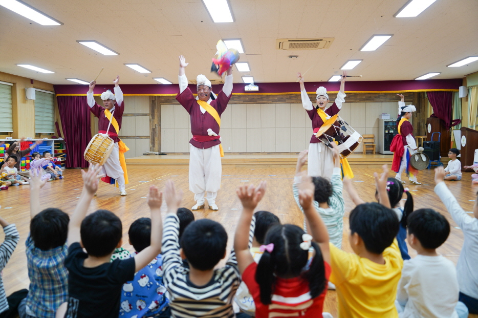 유치원 방문 공연 풍물마당놀이 해피｜대전 산내유치원 아이들이 장단에 맞춰 손을 들고 환호하며 전통연희 공연을 즐기는 모습