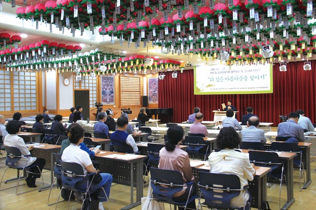 <p style="text-align:middle; font-size:16px; margin-top:26px;">'마음'을 들여다봄으로써 일상의 균형을 고민하다<br><span style="color:#666;">2025년 화요 열린 강좌 이모저모</span></p>