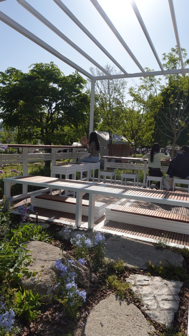 같이 걸터 앉는 방