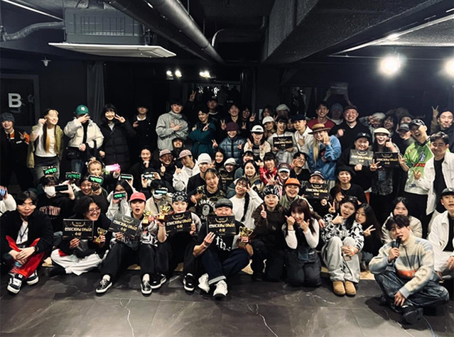 동대입구 무대위사람들 스튜디오 행사대관 백서전 단체사진