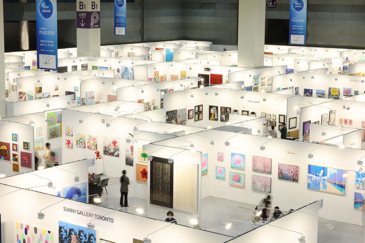 <p style="font-weight: 800; text-shadow: 0 2px 4px rgba(0,0,0,0.5);">아트페어 참가</p>