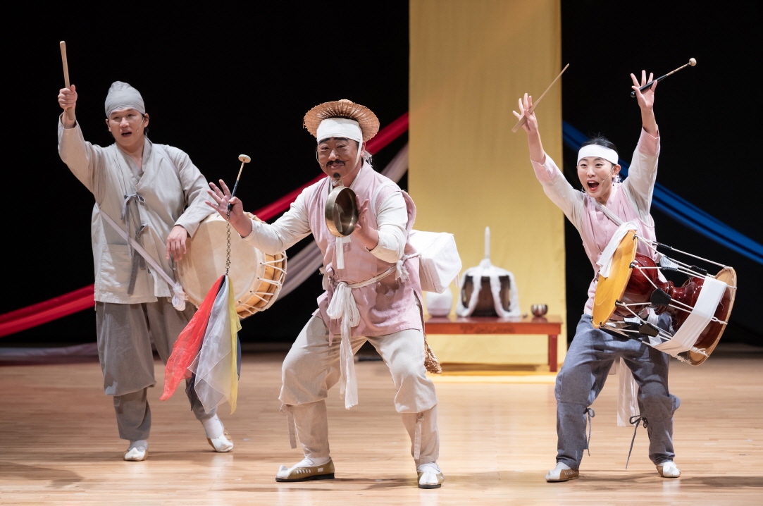 어르신 마당놀이 ‘복이 팡팡’ 무대에서 연희패가 꽹과리·장구·북을 치며 신명나게 장단을 펼치는 장면, 환한 표정과 역동적인 움직임이 돋보이는 한국 전통 연희 공연